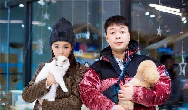 疑似和靳梦佳恋情曝光后，汪苏泷亮相机场，主动送粉丝签名心情好