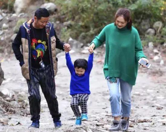 50岁三德子赵亮改行养鸡赚上亿！小16岁超模妻子为他生两个儿子！