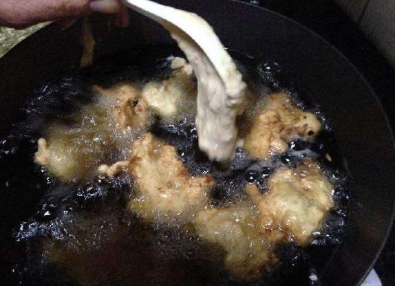 炸酥肉时,别急着加水和面!先做这一步,焦香酥脆不回软 炸酥肉时,别急着加水和面!先做这一步,焦香酥脆不回软