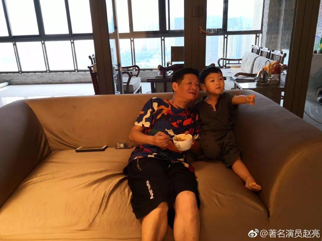 50岁三德子赵亮改行养鸡赚上亿！小16岁超模妻子为他生两个儿子！