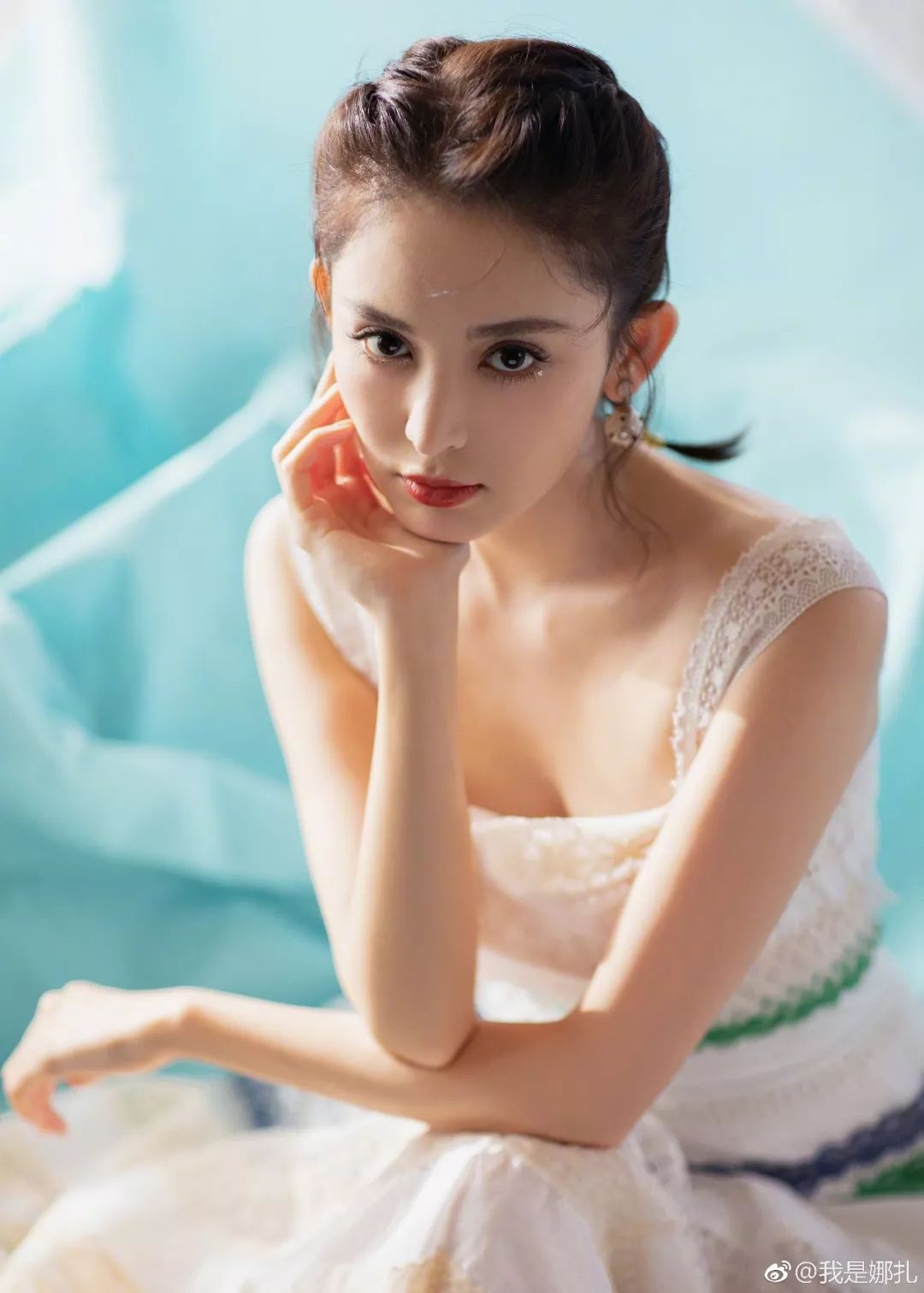 娜扎生图竟然比精修后还美？360度无死角的双手也太抢镜了吧！