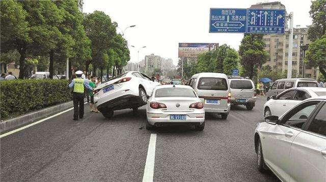 这种变道行为已经有城市进行整治!一经发现扣分罚款!