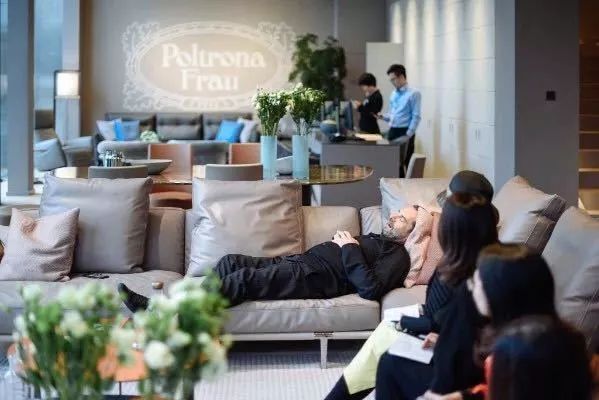 oops，我们不小心偷看了意大利设计师的手机...