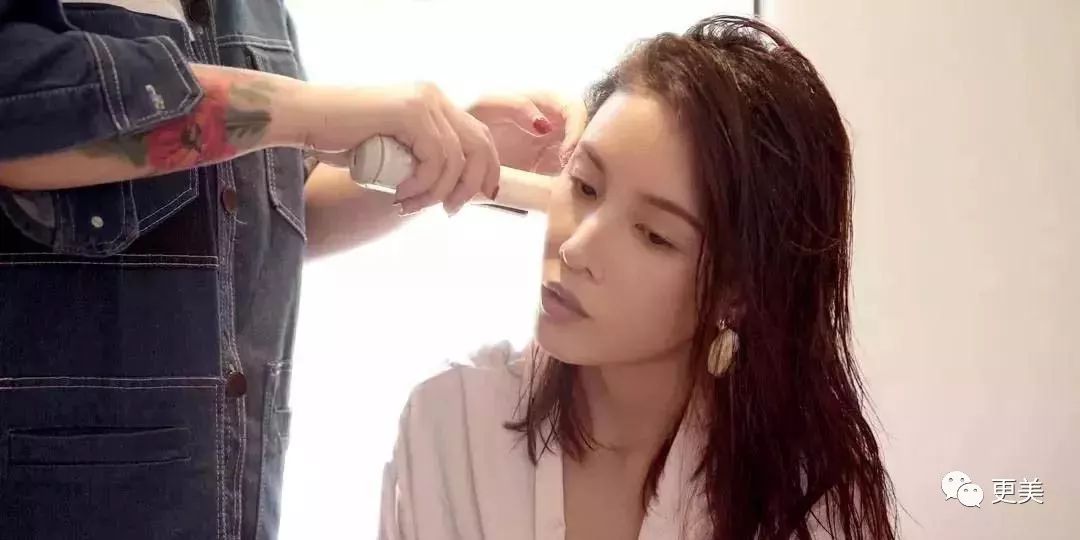 20岁小花跟baby争一姐，身高和沈月一样虐，换头后鼻子宽成阿凡达！