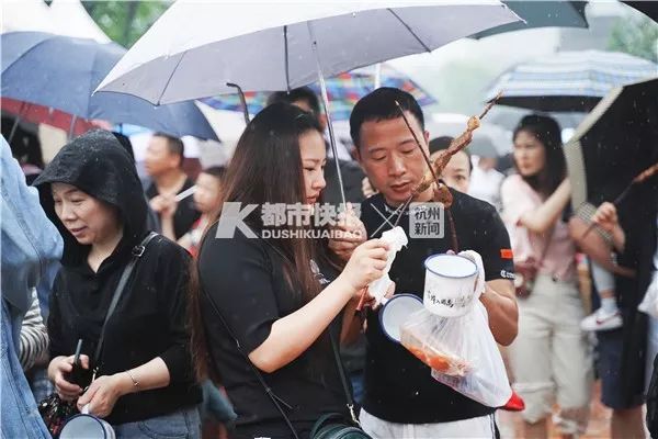 90后新婚小夫妻中饭没吃，特意赶来！还剩几小时，抓紧