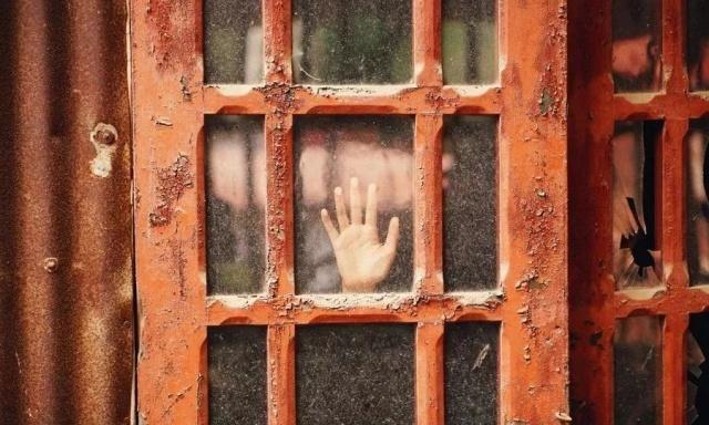 千万别在垃圾堆里养孩子,后悔一生 千万别在垃圾堆里养孩子,后悔一生