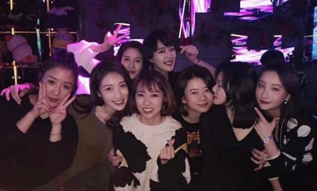 张丹峰前经纪人毕滢,在高级饭店被偶遇,置身于三个“烟民”中间 张丹峰前经纪人毕滢,在高级饭店被偶遇,置身于三个“烟民”中间