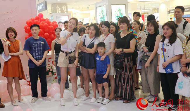 海口日月广场免税店五月推出“爱的大礼包”优惠活动