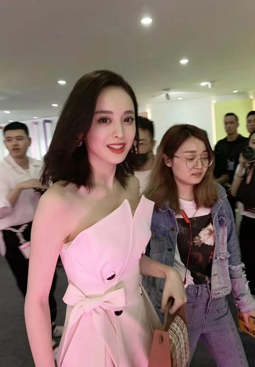 娜扎生图竟然比精修后还美？360度无死角的双手也太抢镜了吧！