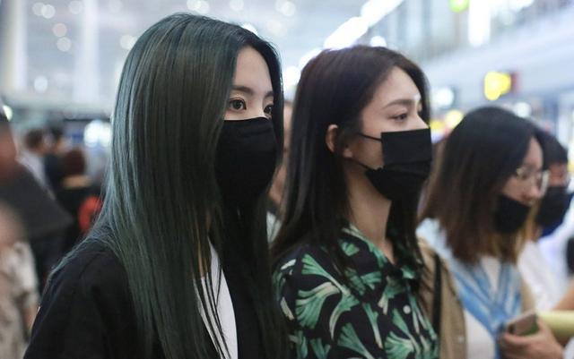 杨超越顶着一头绿发现身机场，对热情的粉丝竖食指，疑似发脾气了