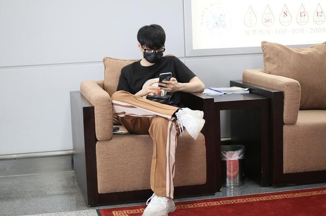 疑似和靳梦佳恋情曝光后，汪苏泷亮相机场，主动送粉丝签名心情好