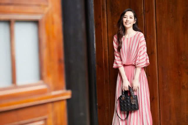 郭碧婷穿了款粉白色条纹长裙,不过多了个珍珠发夹,气质好多了! 郭碧婷穿了款粉白色条纹长裙,不过多了个珍珠发夹,气质好多了!