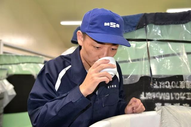 连这口都不喝，是不是不给哥面子！