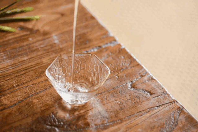 连这口都不喝，是不是不给哥面子！