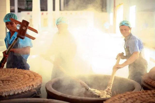 连这口都不喝，是不是不给哥面子！