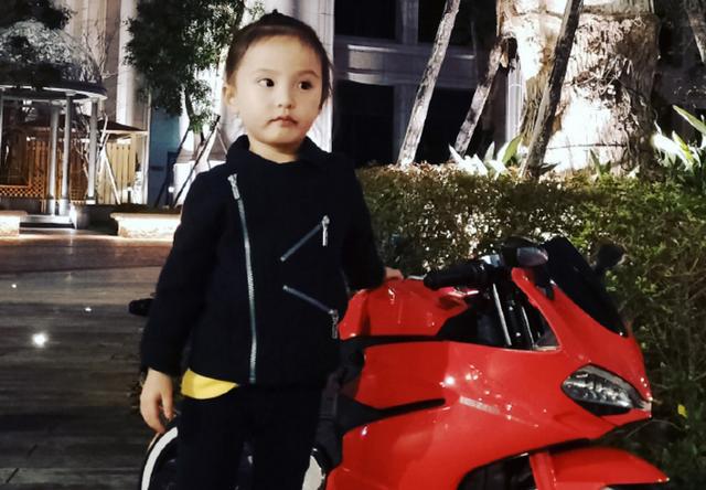 欧弟2个宝贝千金，姐姐像妈妹妹像爸，分开继承父母的好基因