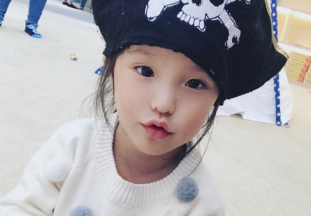 欧弟2个宝贝千金，姐姐像妈妹妹像爸，分开继承父母的好基因