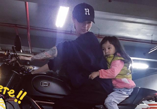 欧弟2个宝贝千金，姐姐像妈妹妹像爸，分开继承父母的好基因