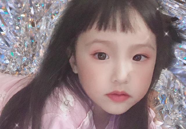 欧弟2个宝贝千金，姐姐像妈妹妹像爸，分开继承父母的好基因