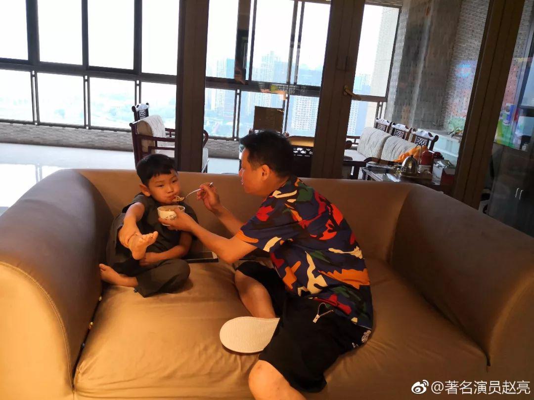 50岁三德子赵亮改行养鸡赚上亿！小16岁超模妻子为他生两个儿子！