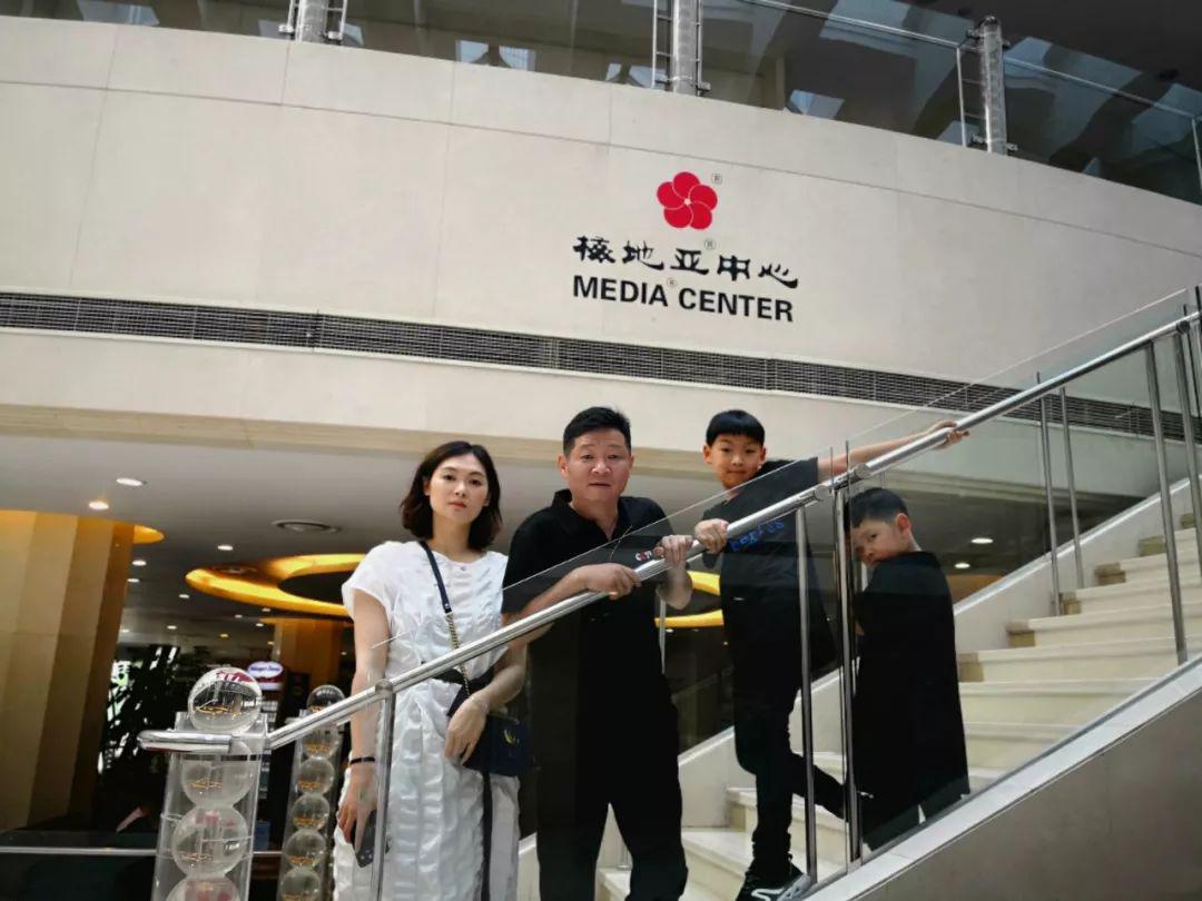 50岁三德子赵亮改行养鸡赚上亿！小16岁超模妻子为他生两个儿子！