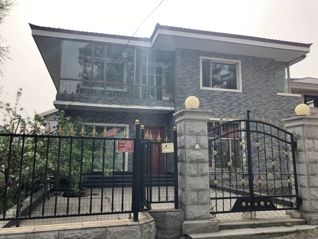 2019年5月16日,程鹏位于牡丹江市的北山别墅,两层别墅都拉着窗帘,大门紧闭,院子里趴着一只藏獒。新京报记者王瑞锋 摄