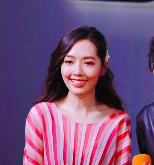 郭碧婷穿了款粉白色条纹长裙,不过多了个珍珠发夹,气质好多了! 郭碧婷穿了款粉白色条纹长裙,不过多了个珍珠发夹,气质好多了!