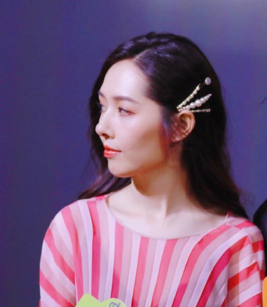 郭碧婷穿了款粉白色条纹长裙,不过多了个珍珠发夹,气质好多了! 郭碧婷穿了款粉白色条纹长裙,不过多了个珍珠发夹,气质好多了!