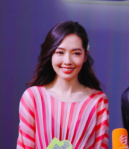 郭碧婷穿了款粉白色条纹长裙,不过多了个珍珠发夹,气质好多了! 郭碧婷穿了款粉白色条纹长裙,不过多了个珍珠发夹,气质好多了!