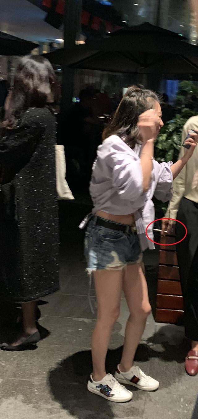 张丹峰前经纪人毕滢,在高级饭店被偶遇,置身于三个“烟民”中间 张丹峰前经纪人毕滢,在高级饭店被偶遇,置身于三个“烟民”中间