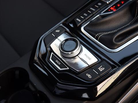 配1.6T有195马力，提速7.8S内饰双液晶屏，这货离爆款只差价格！