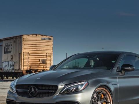 奔驰C63改装，你喜欢新款的颜值，还是喜欢老款的狠劲