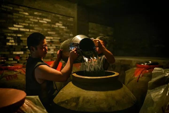 连这口都不喝，是不是不给哥面子！