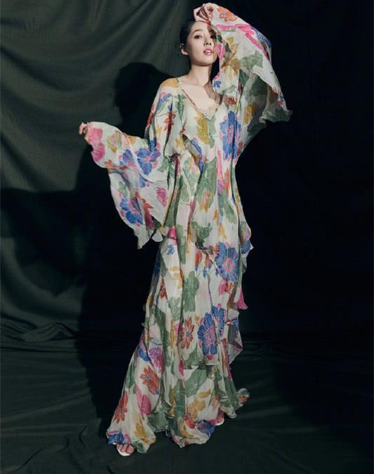 郭碧婷穿了款粉白色条纹长裙,不过多了个珍珠发夹,气质好多了! 郭碧婷穿了款粉白色条纹长裙,不过多了个珍珠发夹,气质好多了!