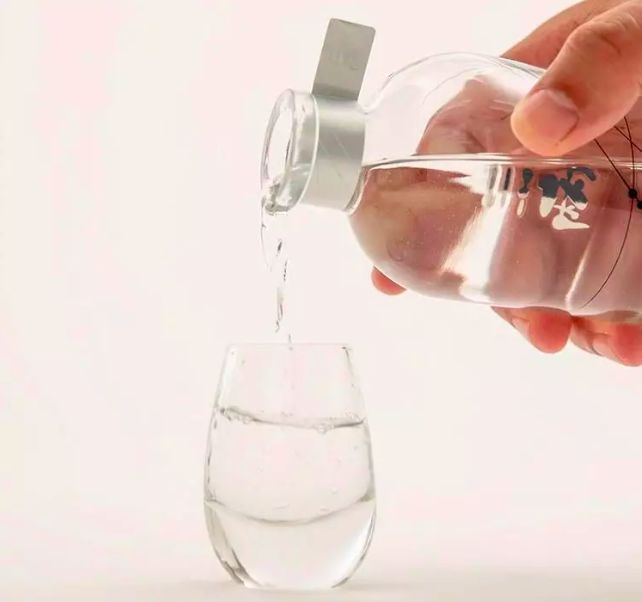 连这口都不喝，是不是不给哥面子！