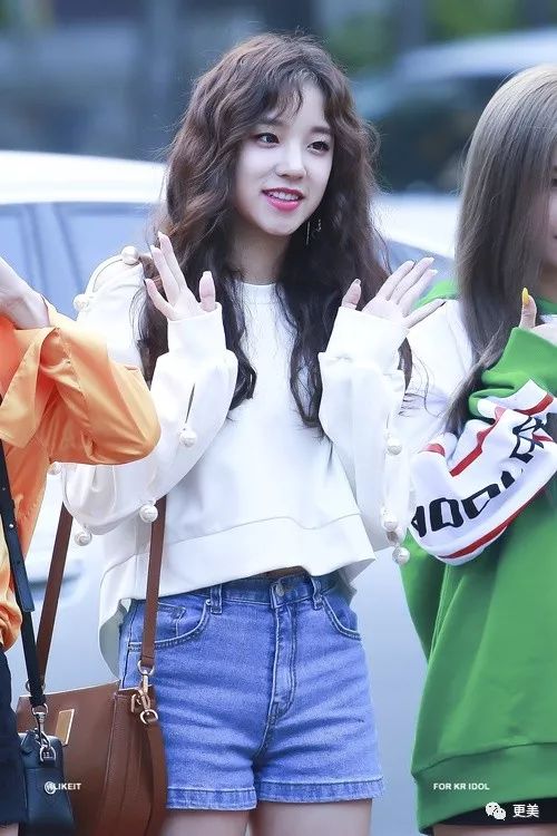 20岁小花跟baby争一姐，身高和沈月一样虐，换头后鼻子宽成阿凡达！