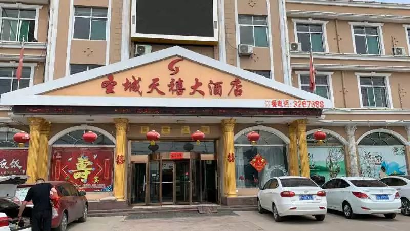 轰动全城！邹城杭州丝绸旗袍博览会，每年仅举办一次...高档真丝围巾免费送。