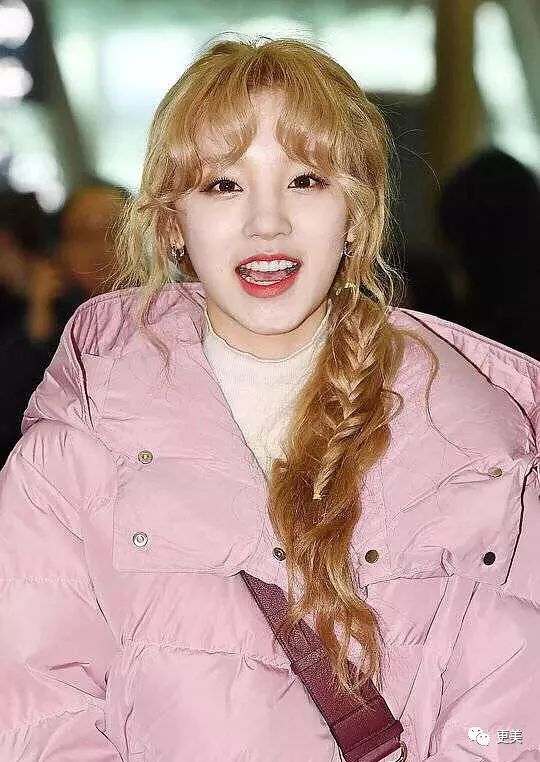 20岁小花跟baby争一姐，身高和沈月一样虐，换头后鼻子宽成阿凡达！