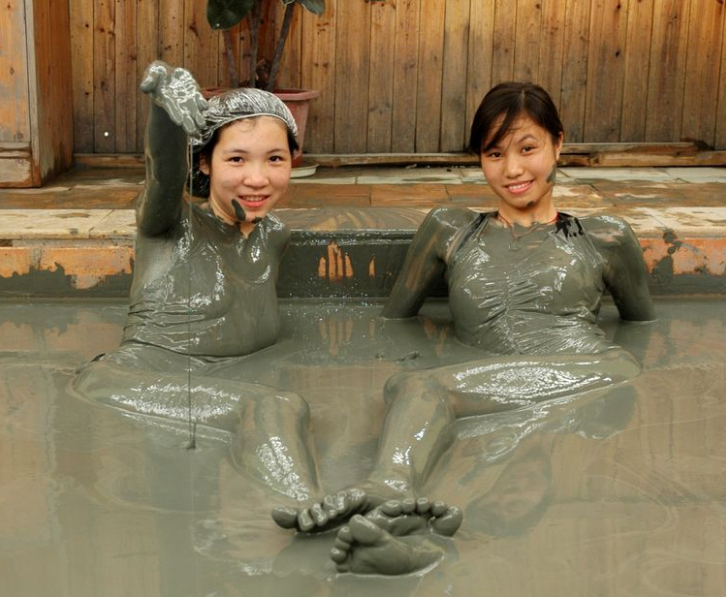 越南最“邋遢”的温泉，用黄泥泡澡却吸引了全球游客