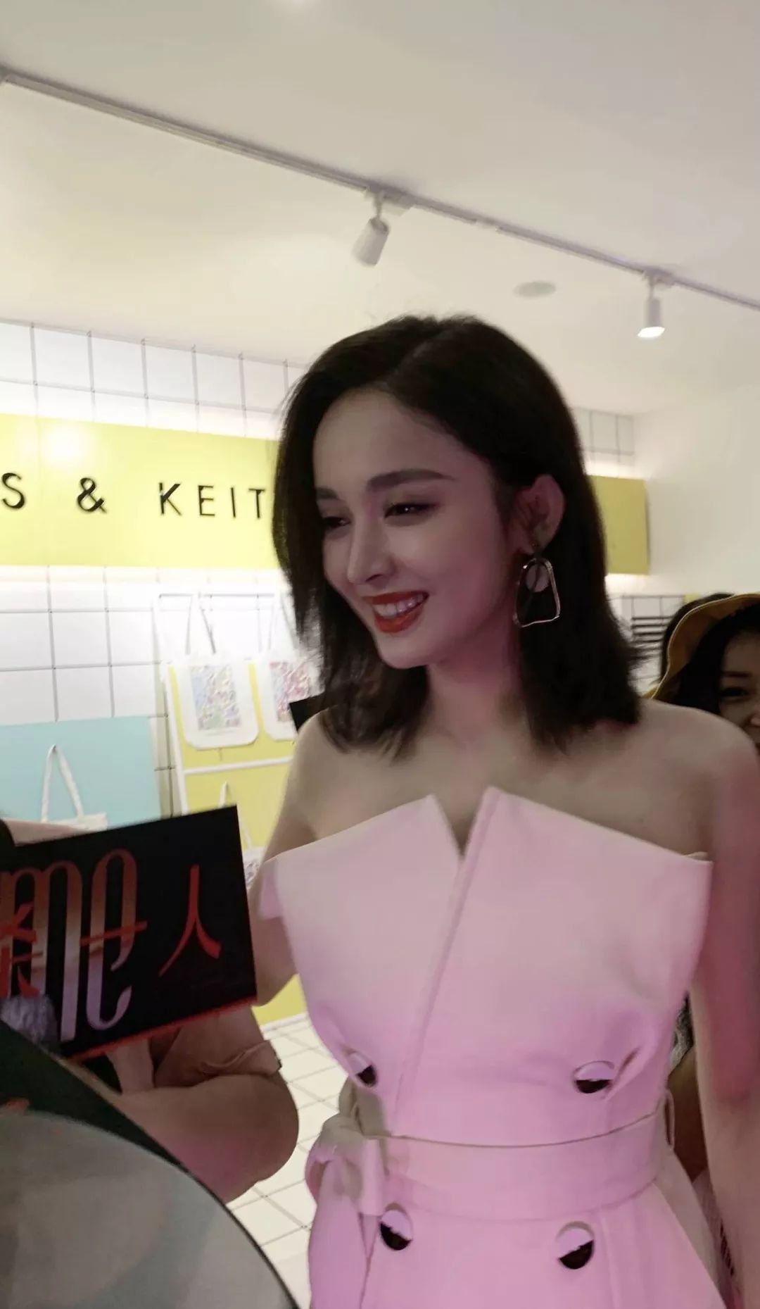 娜扎生图竟然比精修后还美？360度无死角的双手也太抢镜了吧！