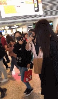 杨超越顶着一头绿发现身机场，对热情的粉丝竖食指，疑似发脾气了