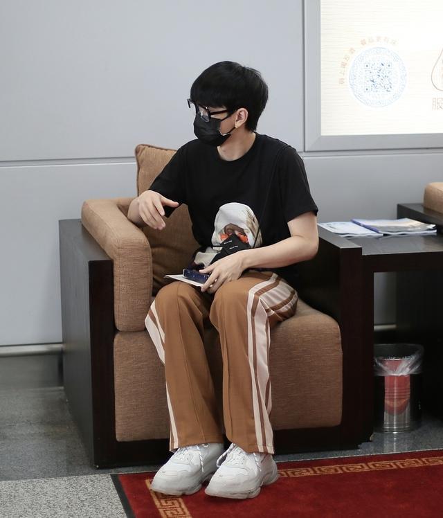 疑似和靳梦佳恋情曝光后，汪苏泷亮相机场，主动送粉丝签名心情好