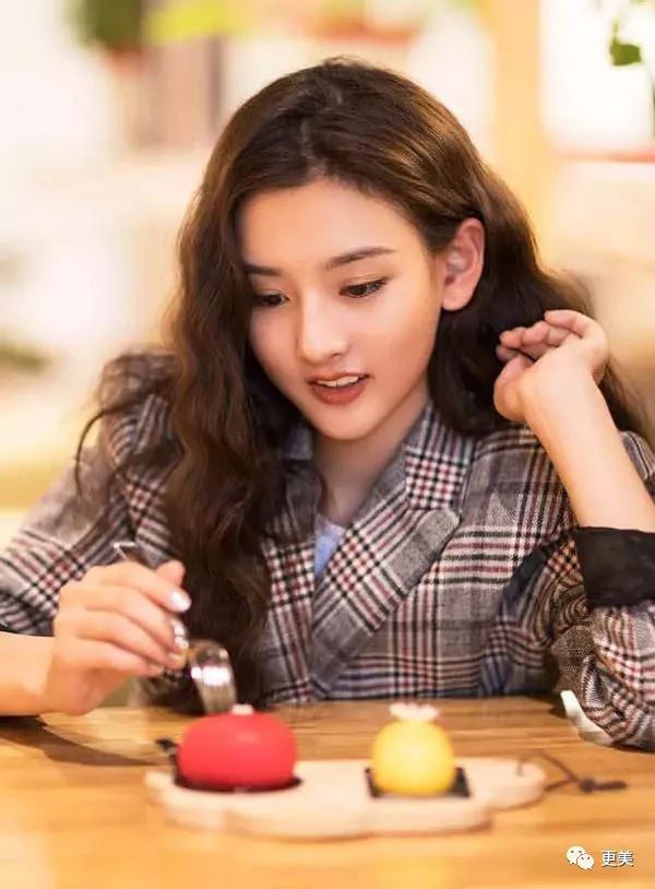 20岁小花跟baby争一姐，身高和沈月一样虐，换头后鼻子宽成阿凡达！