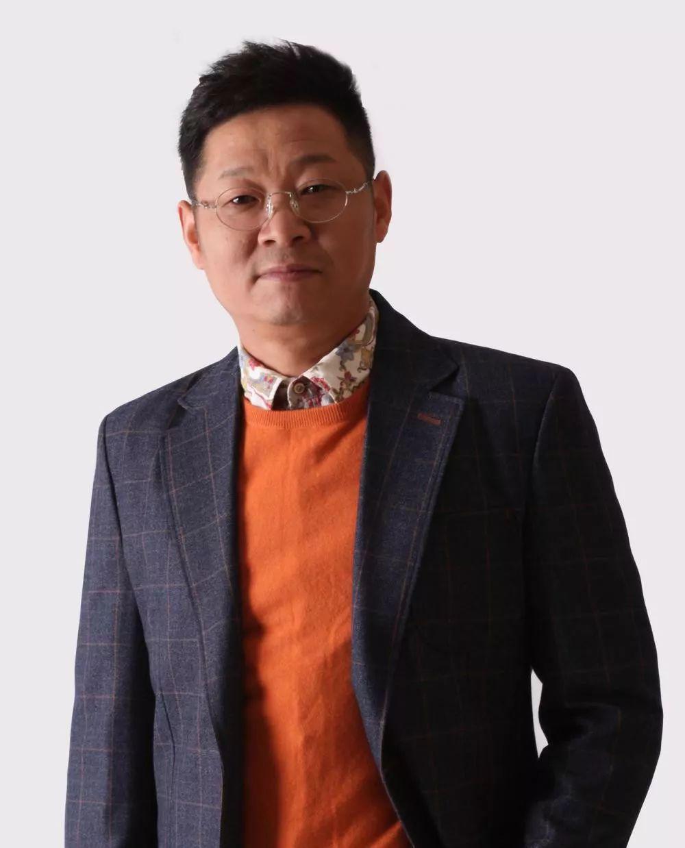 50岁三德子赵亮改行养鸡赚上亿！小16岁超模妻子为他生两个儿子！