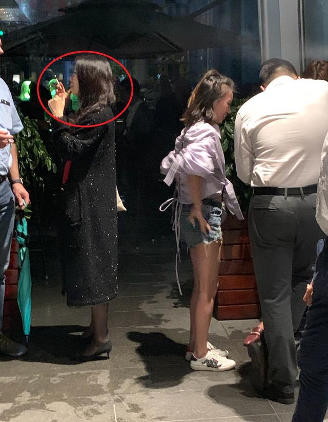 张丹峰前经纪人毕滢,在高级饭店被偶遇,置身于三个“烟民”中间 张丹峰前经纪人毕滢,在高级饭店被偶遇,置身于三个“烟民”中间