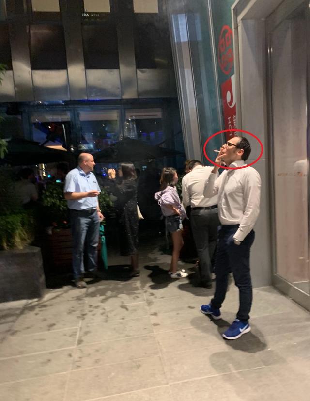 张丹峰前经纪人毕滢,在高级饭店被偶遇,置身于三个“烟民”中间 张丹峰前经纪人毕滢,在高级饭店被偶遇,置身于三个“烟民”中间