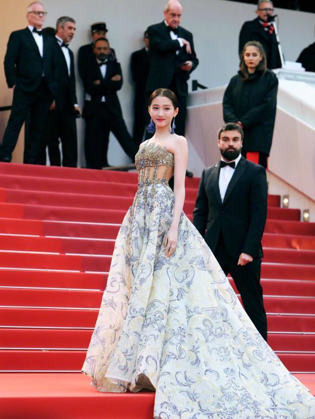 关晓彤调整造型美出新高度,审美在线的她圈粉众人 关晓彤调整造型美出新高度,审美在线的她圈粉众人