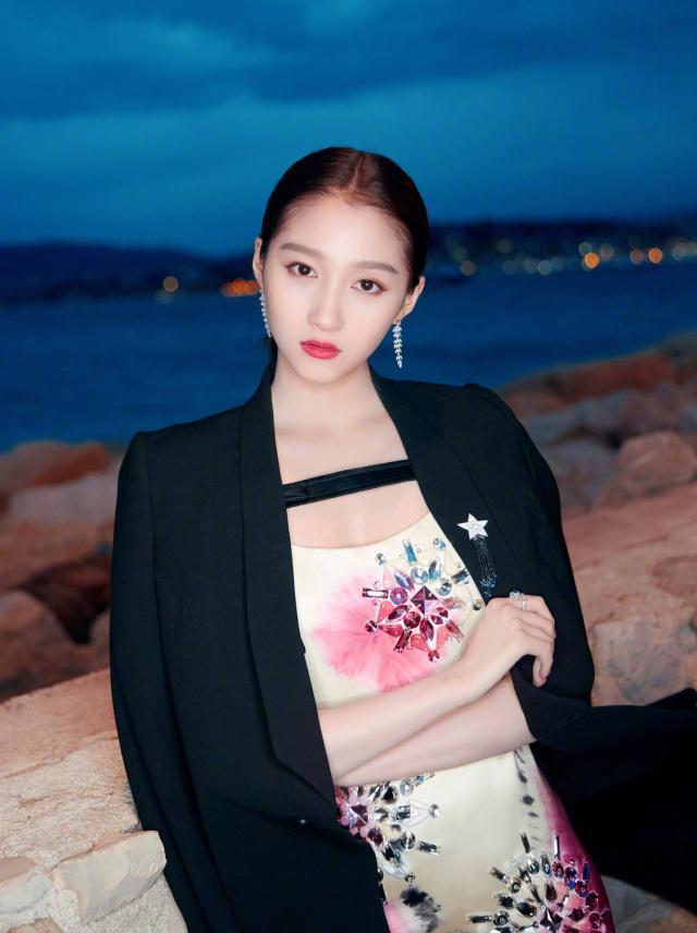 关晓彤调整造型美出新高度,审美在线的她圈粉众人 关晓彤调整造型美出新高度,审美在线的她圈粉众人