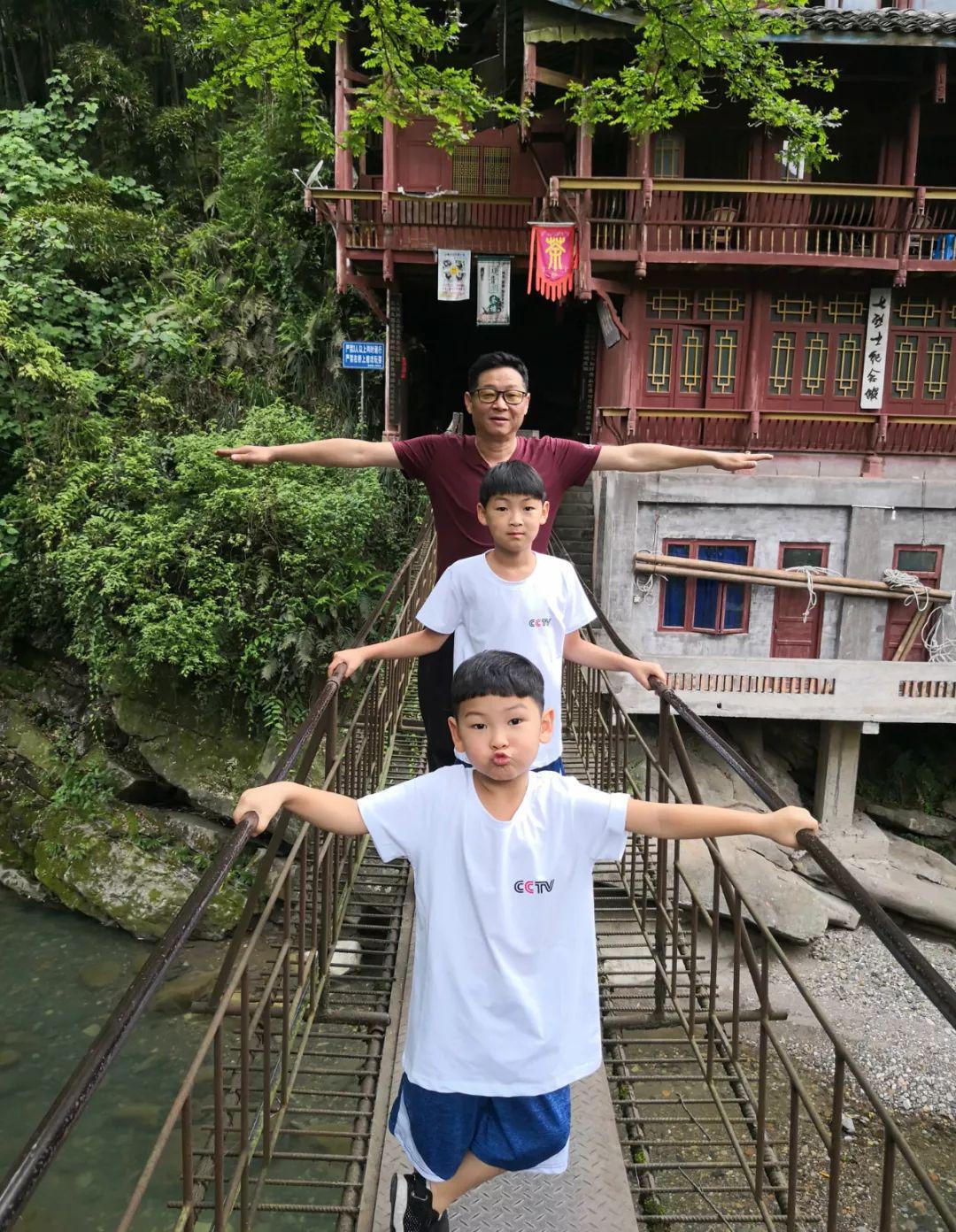 50岁三德子赵亮改行养鸡赚上亿！小16岁超模妻子为他生两个儿子！