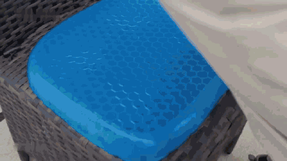 日本超变态的蜂窝坐垫，缓解一天疲惫，宛如在云朵里，放个鸡蛋都不坏，超柔软！